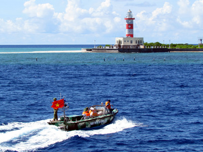 Hải đăng trên đảo Nam Yết, được hoàn thành xây dựng năm 2012. Hải đăng trên đảo Nam Yết, được hoàn thành xây dựng năm 2012