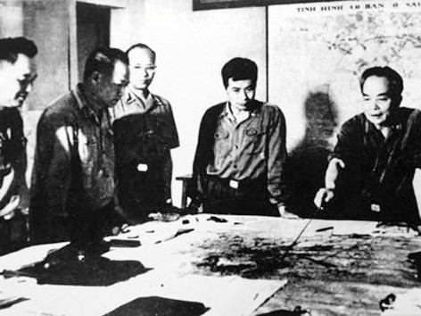  lTháng 12/1974-1/1975, Bộ Chính trị quyết định Tổng tiến công giải phóng miền Nam thống nhất đất nước. Đại tướng Võ Nguyên Giáp thuộc tổ thường trực Bộ Tổng tham mưu trong cuộc Tổng tiến công và nổi dậy mùa xuân năm 1975. Trong bức điện mật ngày 7/4/1975 gửi các đoàn quân đang tiến về Sài Gòn, Đại tướng viết: “...Thần tốc, thần tốc hơn nữa. Táo bạo, táo bạo hơn nữa...”