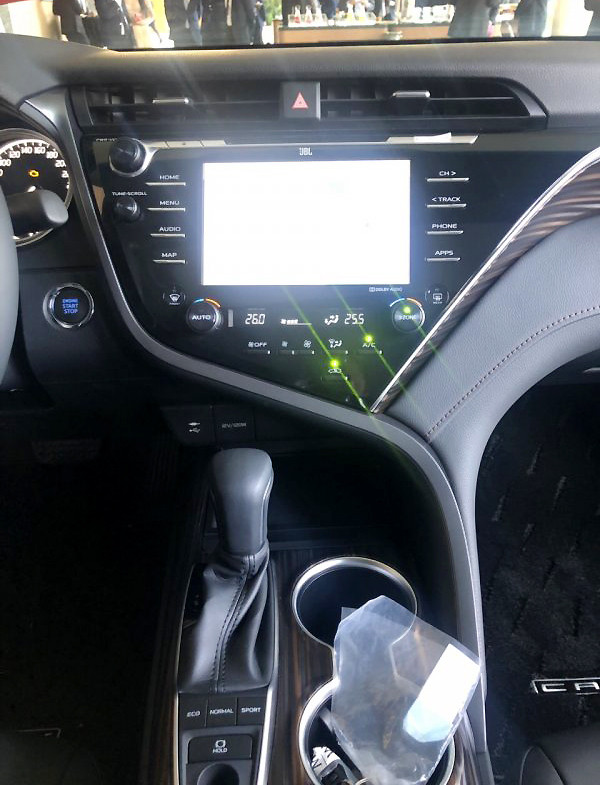 Toyota Camry 2019 xuất hiện ở Việt Nam, bản cũ khó bán? ảnh 10