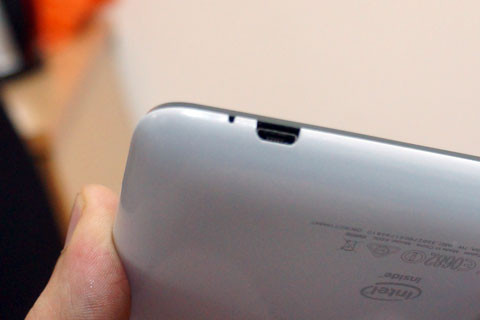 Cổng kết nối với máy tính và sạc. Cổng kết nối với máy tính và sạc