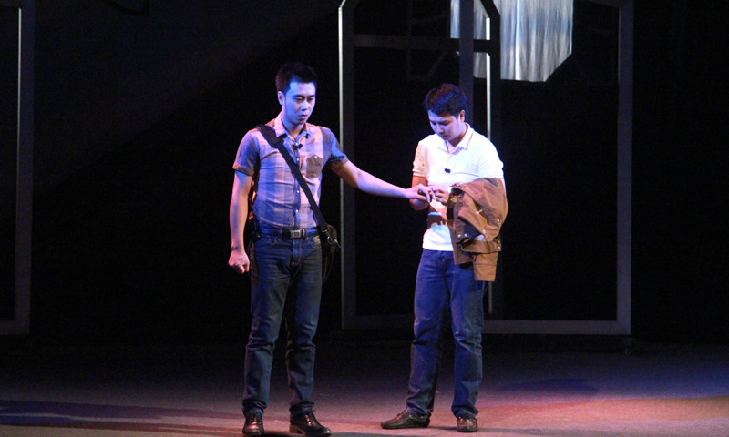 Tình yêu của hai con người đồng giới. Hoàng trao nhẫn cho Minh và ước muốn được công khai tình yêu của mình