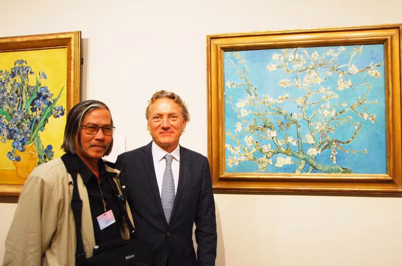 Tác giả và cháu Van Gogh. Tác giả và cháu Van Gogh