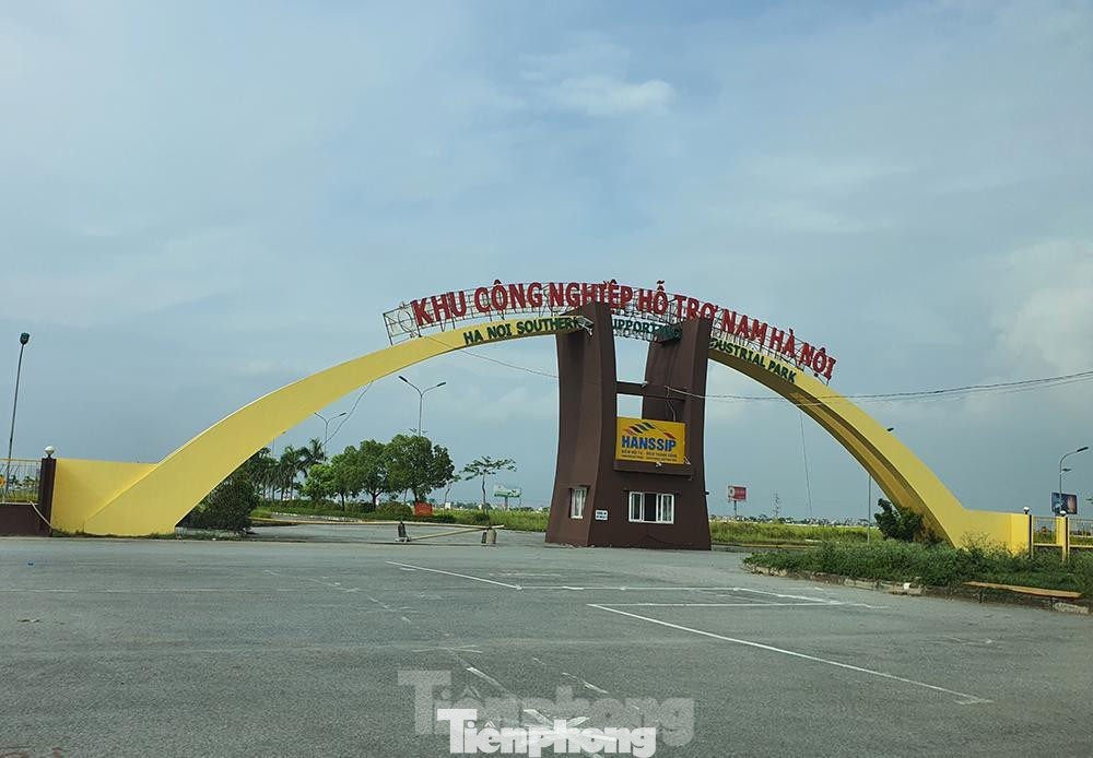 Mới đây, UBND thành phố Hà Nội đã giao các sở, ban, ngành liên quan, UBND huyện Phú Xuyên tập trung chỉ đạo, khẩn trương có văn bản trả lời tháo gỡ khó khăn, vướng mắc để thu hút đầu tư vào Khu công nghiệp hỗ trợ Nam Hà Nội (huyện Phú Xuyên) hơn 10 năm nay vẫn đang "tắc nghẽn"