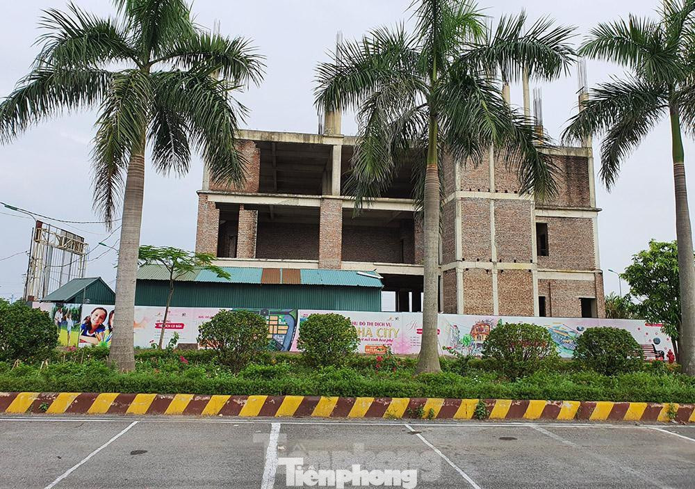 Một công trình trung tâm thương mại xây dựng dở dang tại KĐT mang tên Inoha City