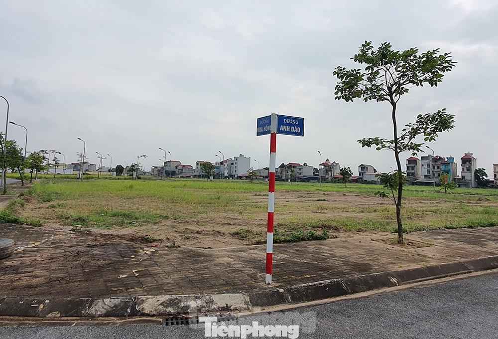 Theo ghi nhận của PV Tiền Phong, mặc dù đất khu công nghiệp "hẩm hiu" nhưng khu đất đô thị đối diện của chủ đầu tư là Cty CP đầu tư phát triển N&amp;G khá sôi động. Mỗi mét vuông mở bán với giá từ 23 triệu đồng/m2.
