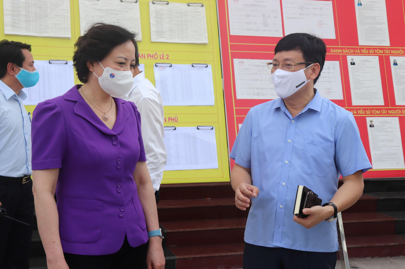 Bộ trưởng Bộ Nội vụ Phạm Thị Thanh Trà trao đổi với Chủ tịch Vĩnh Phúc Lê Duy Thành