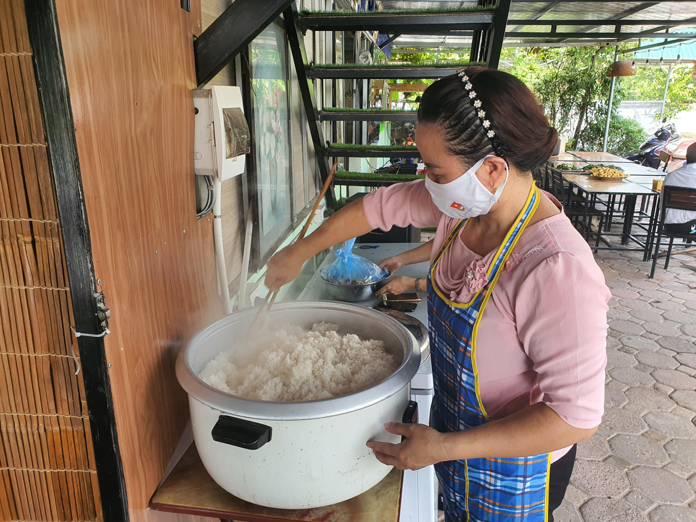 Gần 1 tháng nay, ngày nào chị Tạ Thị Yến (xã Thượng Mỗ, huyện Đan Phượng) cũng dậy từ 4h sáng để vào bếp nấu bữa sáng. Bữa sáng của chị Yến không phải cho gia đình mà là cho những cán bộ đang làm nhiệm vụ bảo vệ các "vùng xanh" tại xã. Chủ tịch Hội Liên hiệp phụ nữ xã Thượng Mỗ Đỗ Thị Thanh Mai cho biết thêm, đây là mô hình "Bếp cơm tình nguyện" hay "Bữa cơm đầm ấm" nhằm hỗ trợ các thành viên của chốt kiểm soát dịch trên địa bàn