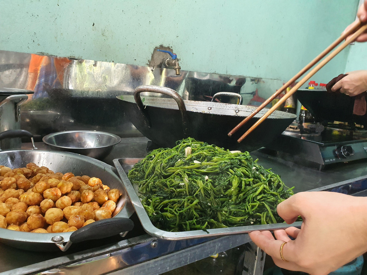 Bữa cơm trưa đang chuẩn bị được đưa đến các chốt trực phòng chống dịch. Chỉ sau một thời gian ngắn, "Bữa cơm đầm ấm" đã lan tỏa đến nhiều xã của huyện Đan Phượng. Ở mỗi xã, người dân đều hưởng ứng, người ủng hộ sức nấu, người ủng hộ cân gạo, mớ rau...