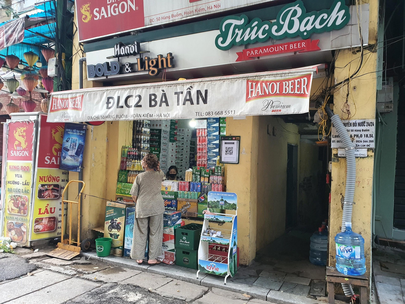 Đa số các cửa hàng đều tuân thủ việc dán mã QR nhưng không mấy ai để ý đến việc quét mã