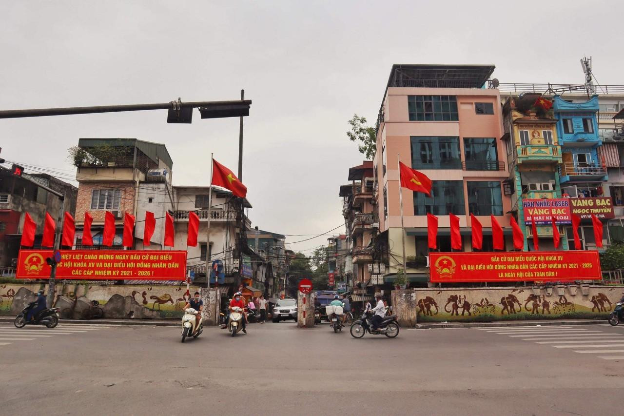 Cửa khẩu Phúc Tân rực rỡ cờ đỏ