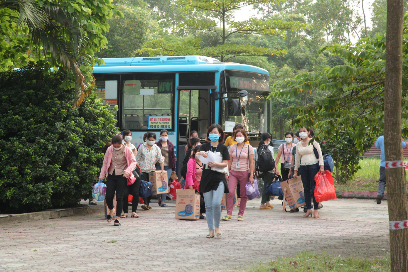 Theo thống kê, các khu công nghiệp của tỉnh đang tạo việc làm cho 8.853 công nhân đến từ các tỉnh: Bắc Giang, Bắc Ninh và vùng có dịch thuộc các tỉnh, thành phố khác. 100% các công nhân này đều ở lại tỉnh.