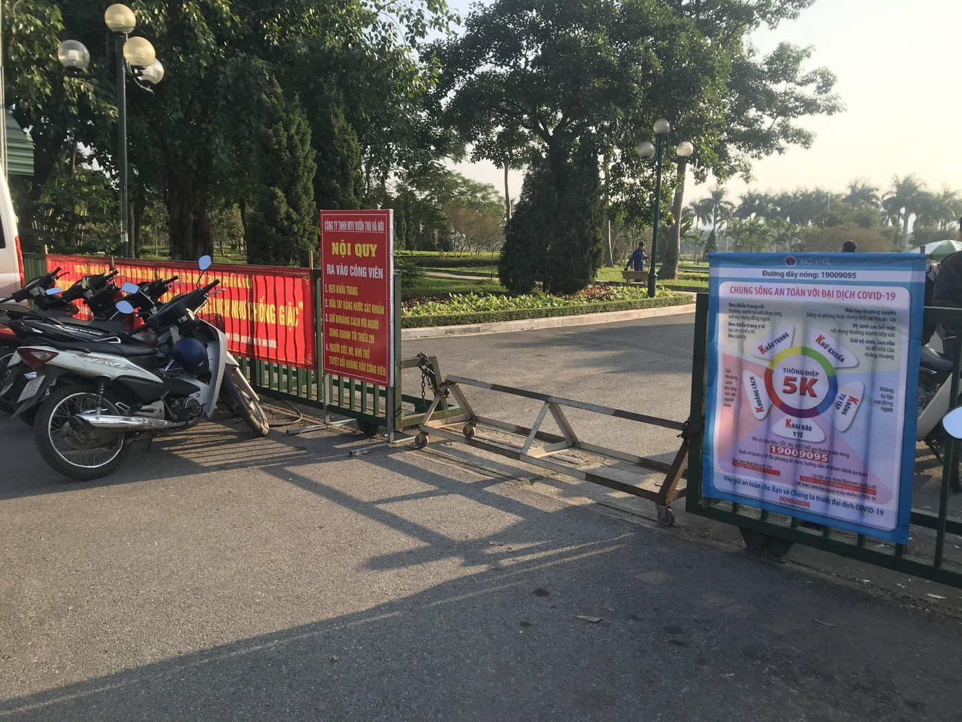 Hình ảnh cổng vào công viên Hòa Bình