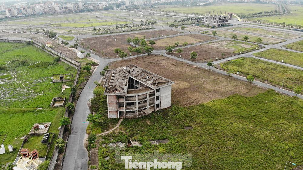 Một khu nhà dự kiến làm trường học xây xong phần thô bị bỏ hoang nhiều năm