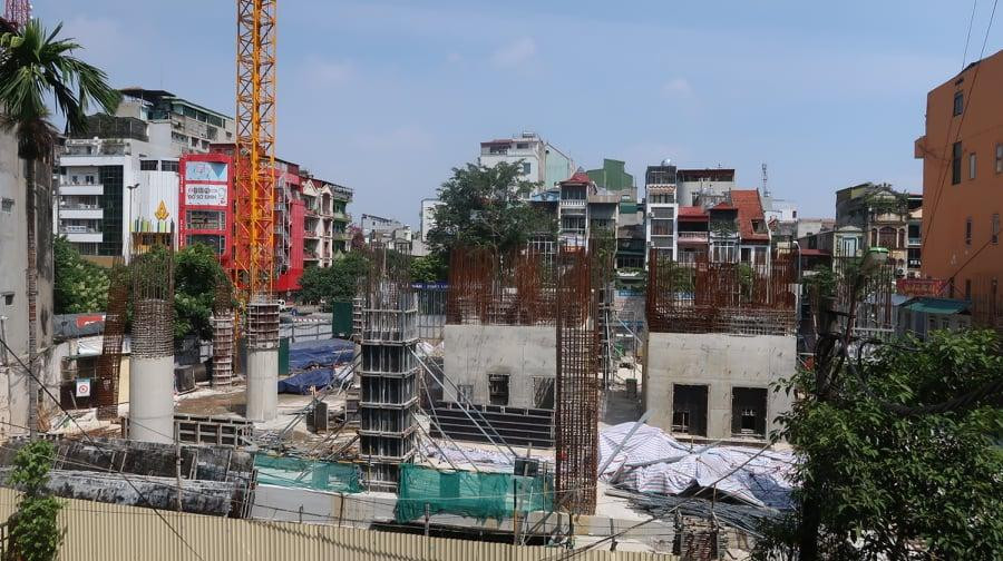 Nhiều công trình, dự án "đắp chiếu", "phủ bụi" sau 2 tháng Hà Nội giãn cách xã hội. Nhiều công trình, dự án "đắp chiếu", "phủ bụi" sau 2 tháng Hà Nội giãn cách xã hội.