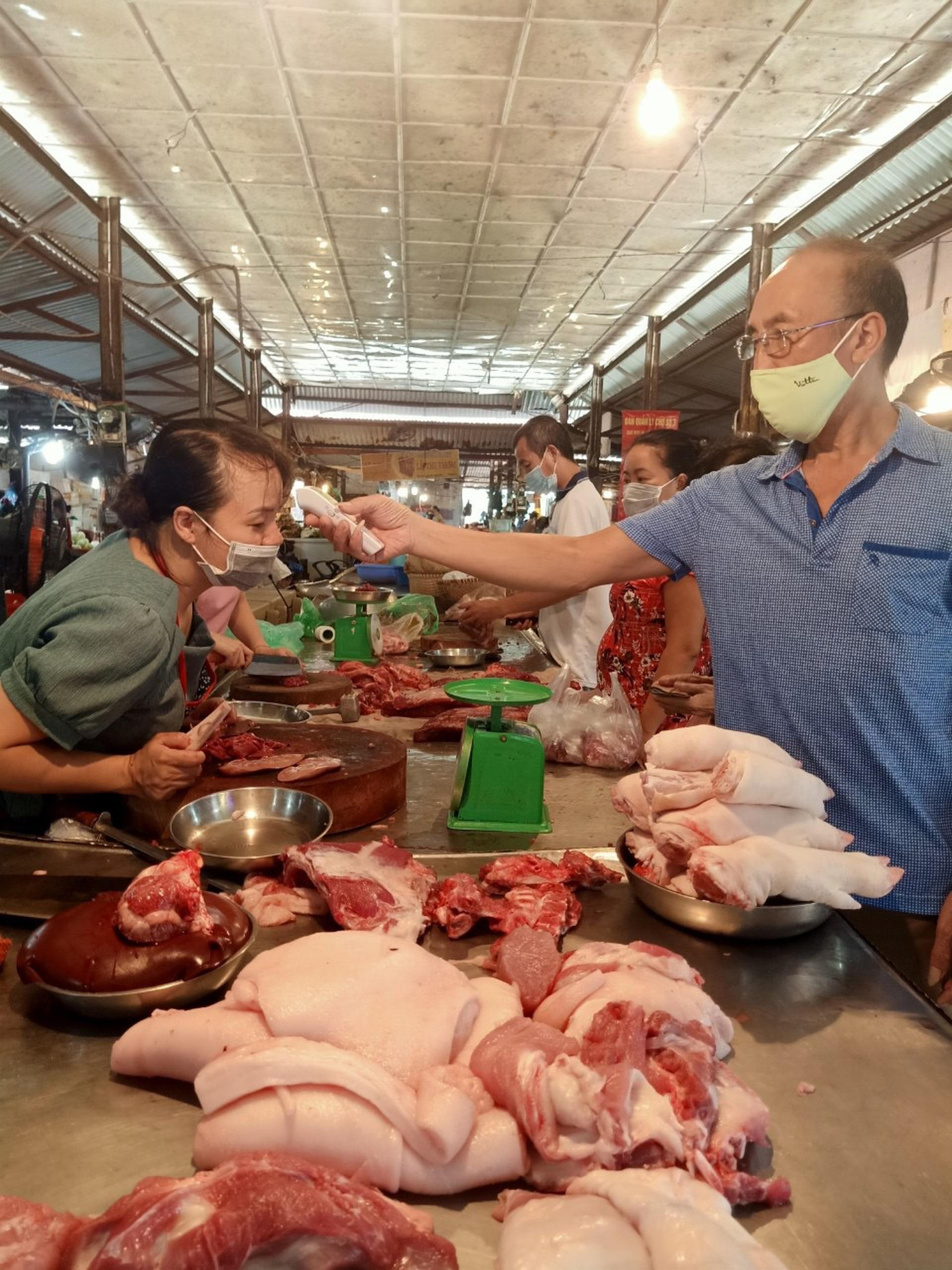 Tổ bảo vệ đo nhiệt độ cho các tiểu thương trước ngày bán hàng Tổ bảo vệ đo nhiệt độ cho các tiểu thương trước ngày bán hàng