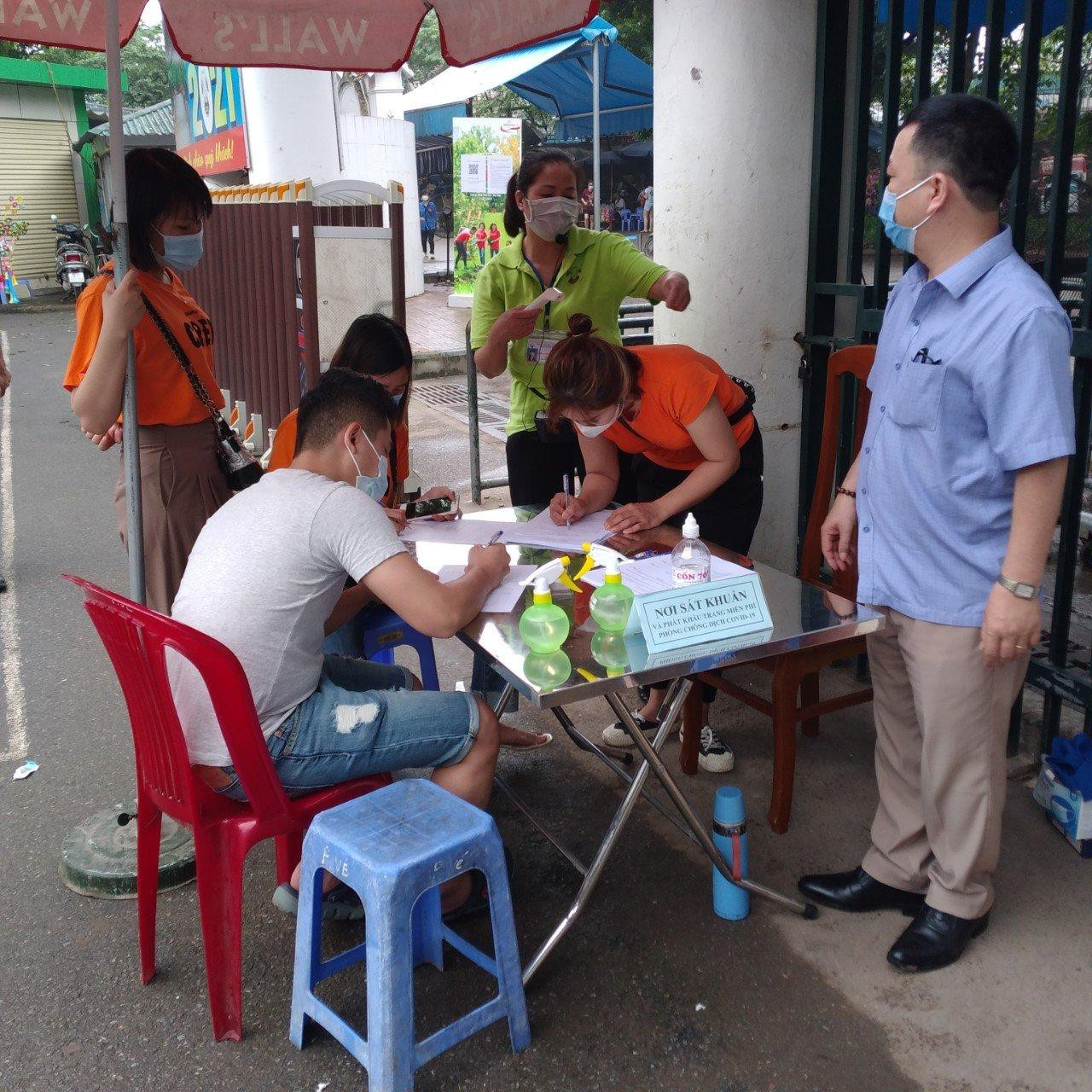 Du khách đến đều phải khai báo y tế giấy hoặc quét mã QR Code, đo nhiệt độ và sát khuẩn