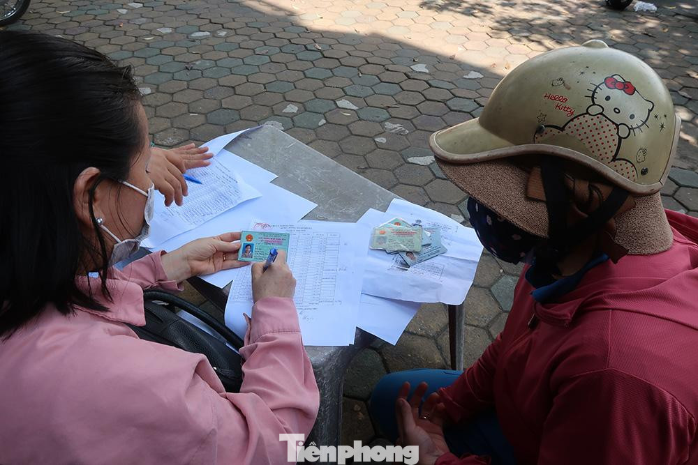 Bà Nguyễn Thị Dung (người phụ trách trả lương công nhân) cho biết, trong buổi sáng hầu hết các tổ đều đã được nhận toàn bộ lương. Tính ra Cty đã trả trên 90% số lương còn nợ.