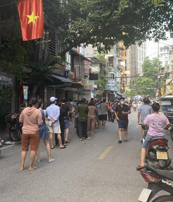 Người dân xếp hàng chờ lấy giấy đi đường tại phố Hàm Tử Quan Người dân xếp hàng chờ lấy giấy đi đường tại phố Hàm Tử Quan