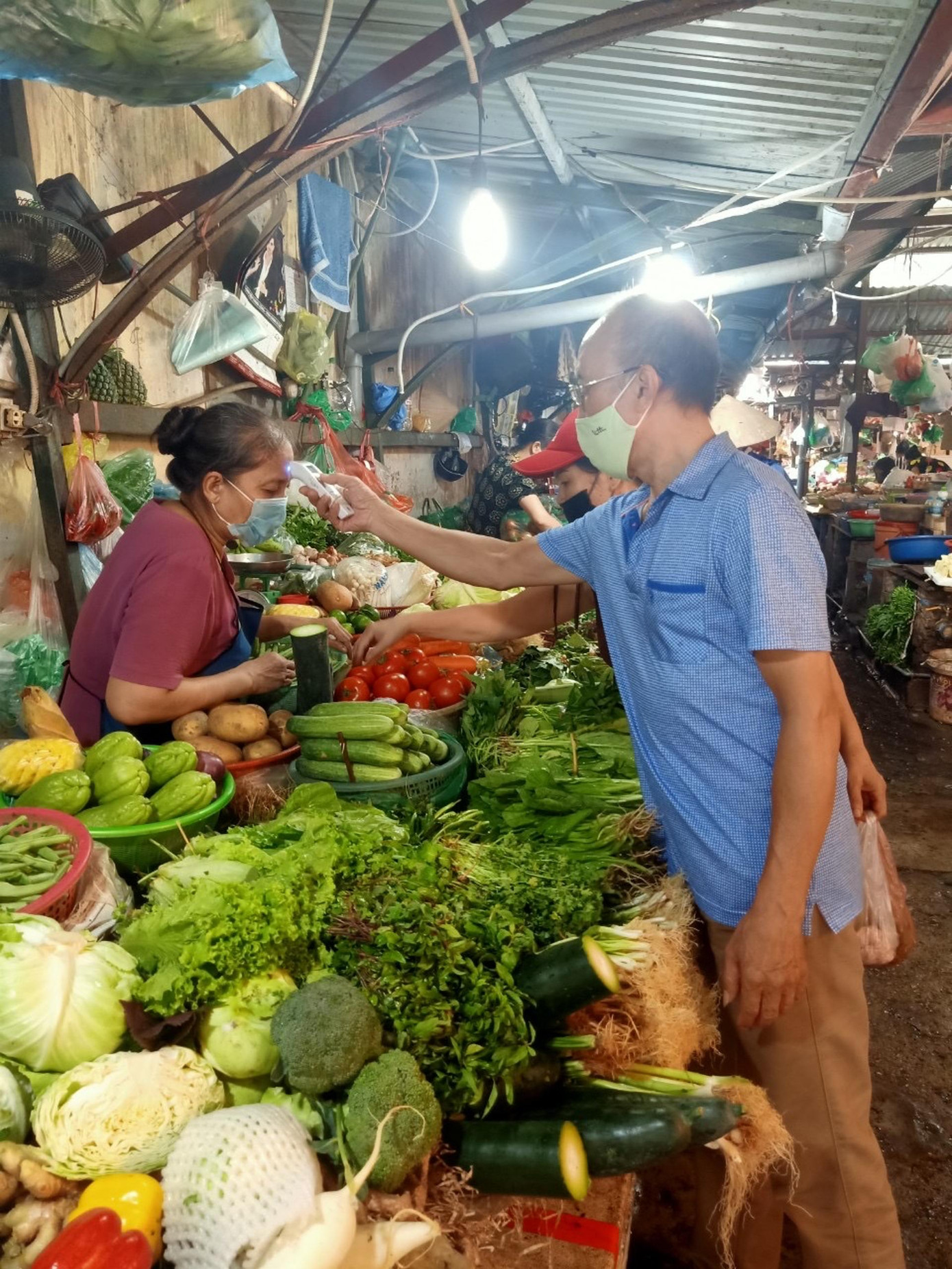 Tại chợ Ngọc Hà (phường Ngọc Hà, quận Ba Đình), không có hiện tượng đổ xô đi mua sắm. Ban quản lý chợ và tổ bảo vệ thường xuyên đi nhắc nhở người mua hàng, các tiểu thương thực hiện thông điệp 5K của Bộ Y tế Tại chợ Ngọc Hà (phường Ngọc Hà, quận Ba Đình), không có hiện tượng đổ xô đi mua sắm. Ban quản lý chợ và tổ bảo vệ thường xuyên đi nhắc nhở người mua hàng, các tiểu thương thực hiện thông điệp 5K của Bộ Y tế