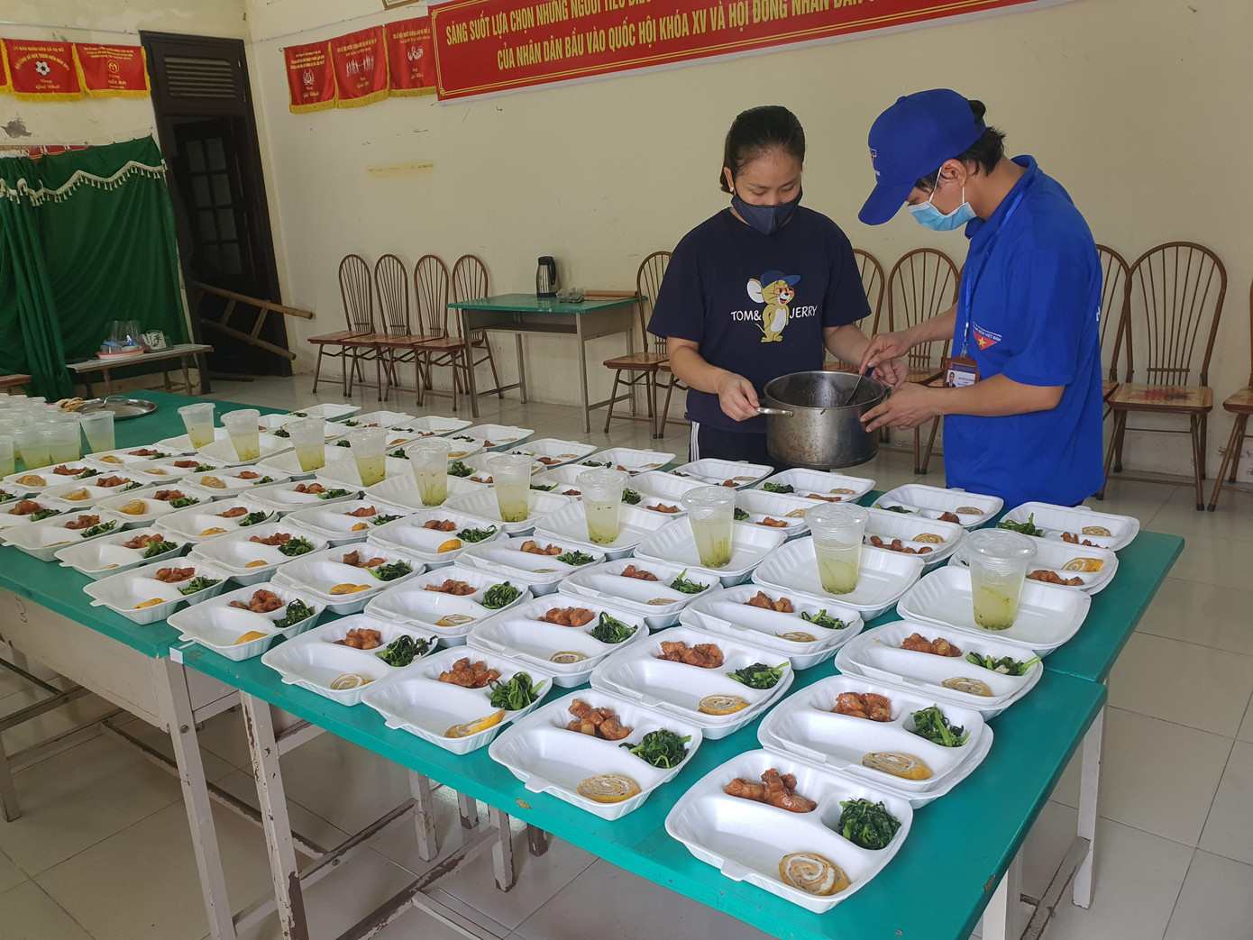 Một bữa trưa đang được Công đoàn xã Hạ Mỗ chuẩn bị