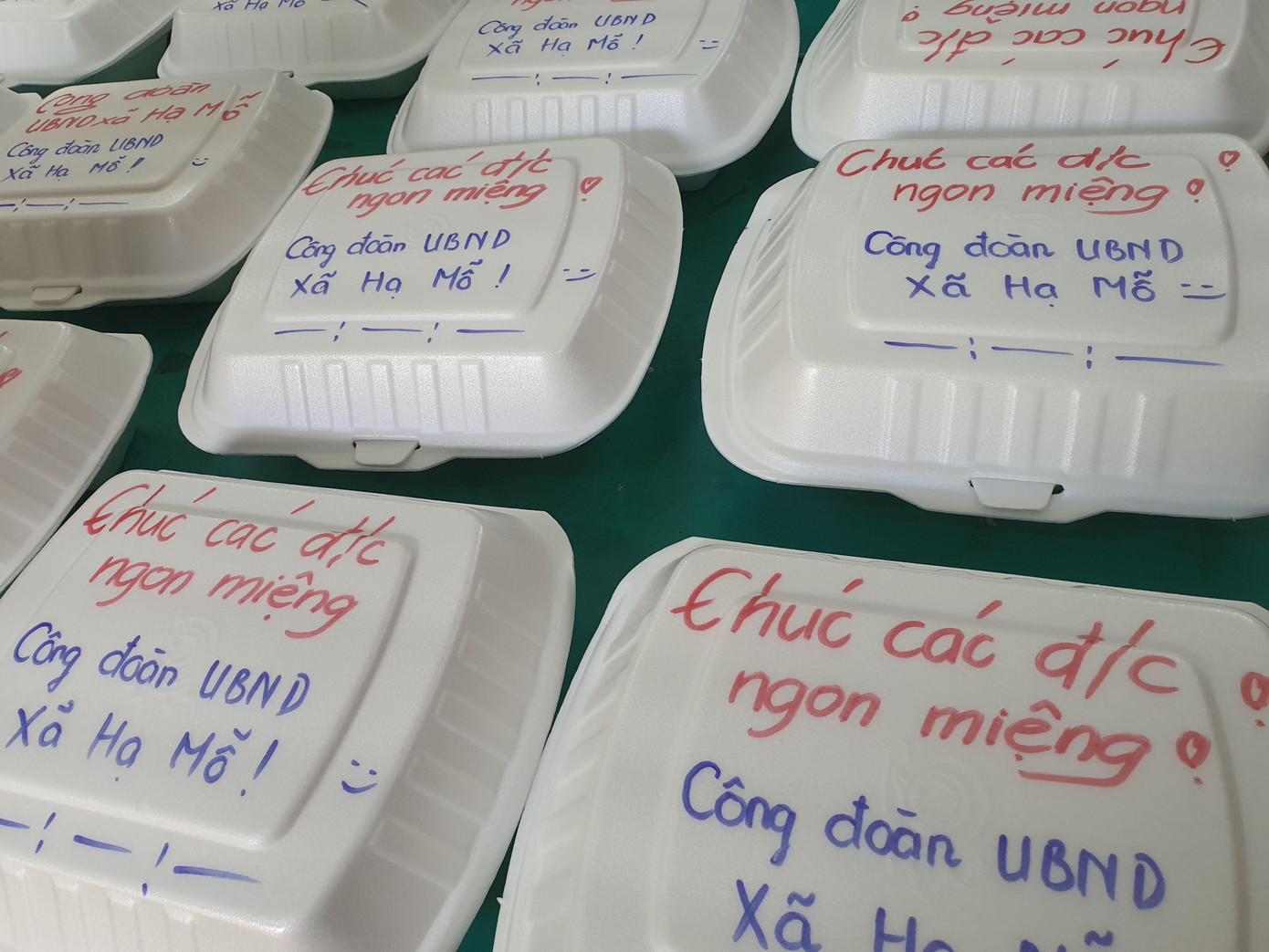 Mỗi suất cơm là một sự gửi gắm những tình cảm dành cho những người "chiến sĩ tuyến đầu"