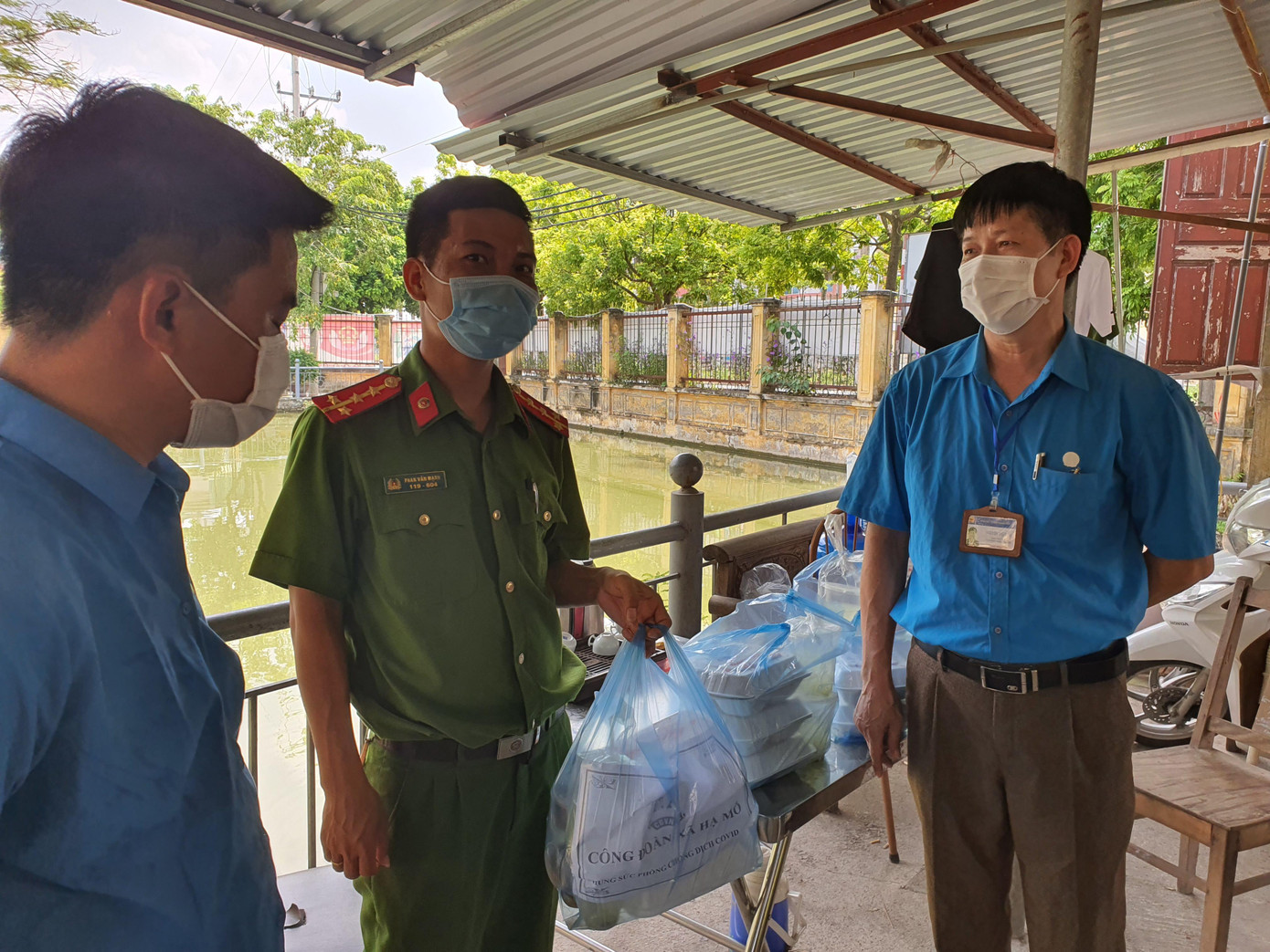 Những suất cơm được mang đến công an xã Hạ Mỗ, giúp các anh yên tâm công tác