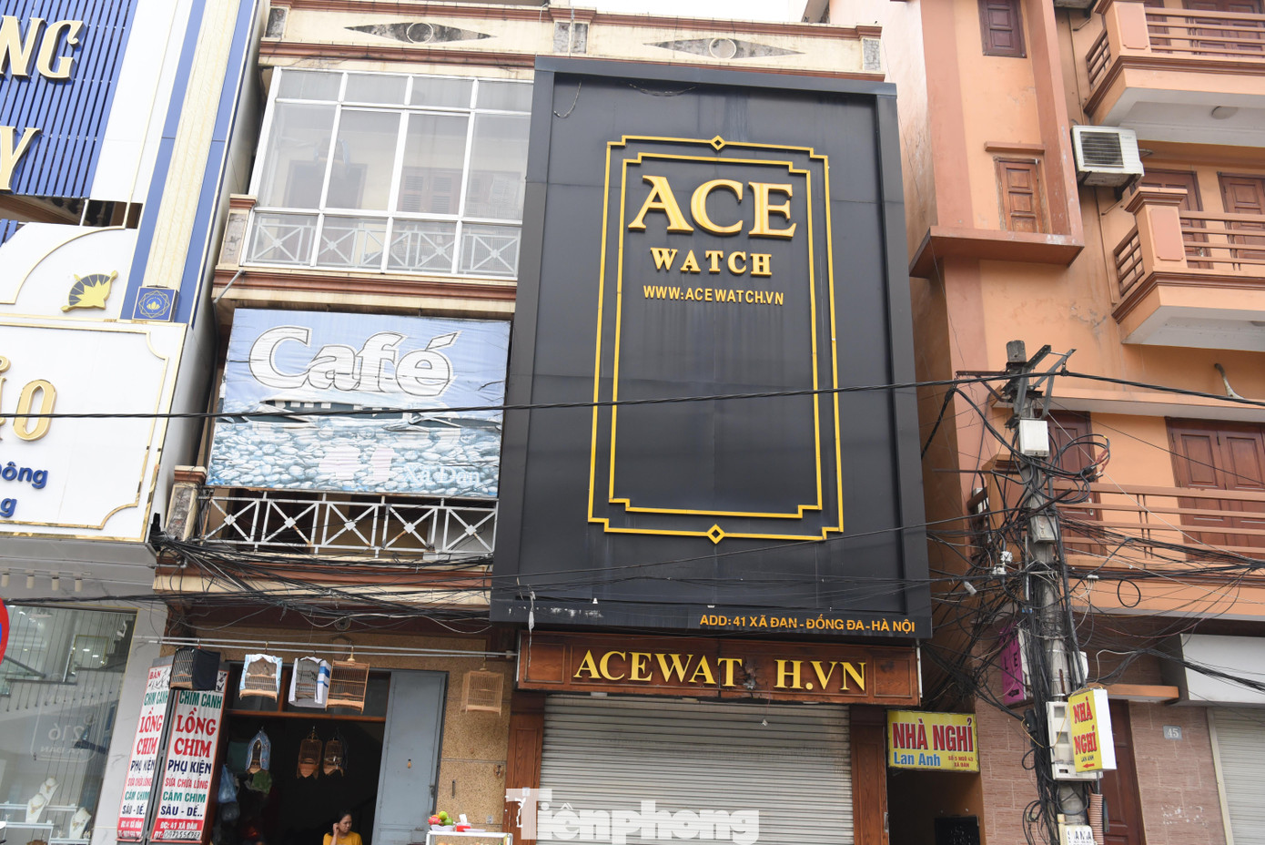 Theo quan sát của PV, phần lớn biển quảng cáo khổ lớn đều có phần khung sắt, hệ thống đèn led điện phía sau lộ thiên, chằng chịt, nguy cơ chập cháy hoàn toàn có thể xảy ra.