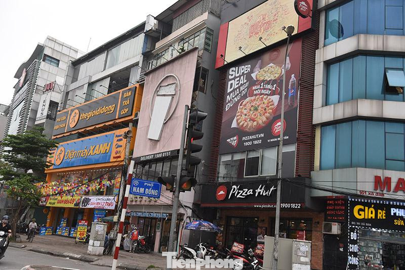 Loạt biển quảng cáo cỡ lớn trên ngã tư Xã Đàn - Nam Đồng