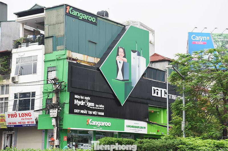 Biển quảng cáo cỡ lớn sử dụng cả phần cơi nới của căn nhà góc ngã tư Đại Cồ Việt - Kim Liên