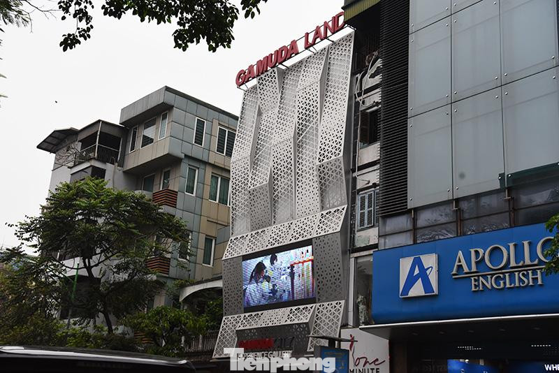 Quảng cáo màn hình LED che kín mặt tiền một toà nhà trên phố Huế (quận Hai Bà Trưng, Hà Nội).