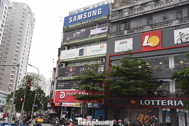 Đại diện Sở Văn hóa và thể thao Hà Nội cho biết, Sở chỉ quản lý, cấp phép về mặt nội dung quảng cáo, về phần khung sắt kết cấu che lấp tòa nhà do các quận, huyện xử lý. “Sở đã có nhiều văn bản đôn đốc các quận huyện xử lý những bảng biển sai quy định, tuy nhiên, sự vào cuộc vẫn còn chậm, chưa quyết liệt”, vị này cho hay.