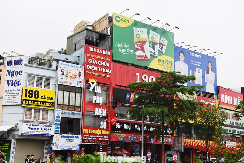 Thực tế hiện nay, việc tràn lan các biển hiệu quảng cáo sai phép, gây mất an toàn PCCC vẫn chưa được chính quyền địa phương quan tâm đúng mức. Sau những đợt ra quân xử lý, chấn chỉnh lại tiếp tục những biển quảng cáo mới mọc ra.