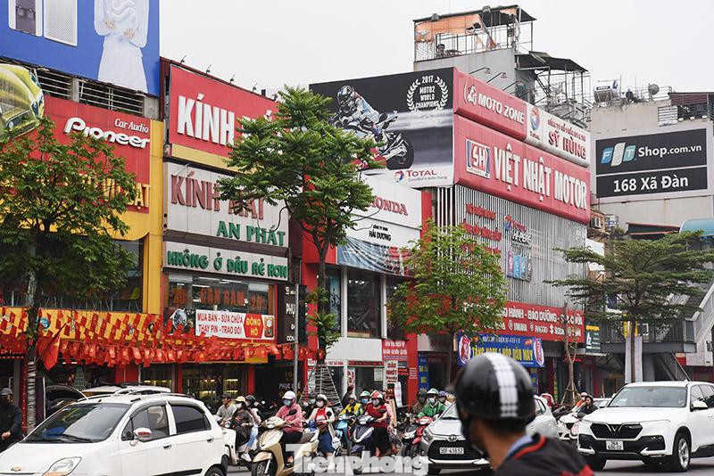 Ghi nhận tại ngã tư Xã Đàn - Kim Liên, con phố đắc địa để hoạt động kinh doanh, đa số các nhà có mặt tiền đều cho thuê, đặt biển quảng cáo choán toàn bộ tòa nhà.