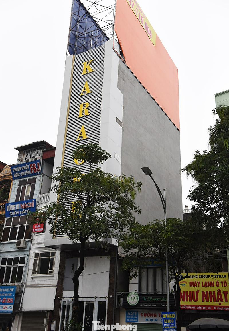 Một quán Karaoke vừa xây dựng, thiếu cầu thang thoát hiểm, biển quảng cáo khổ lớn toàn bộ mặt tiền và 2 bên hông, mới được xây dựng tại đường Trần Khát Chân (quận Hai Bà Trưng, Hà Nội).