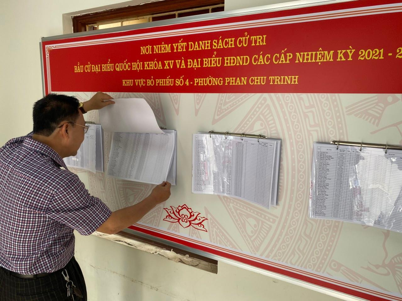 Các tuyến phố trên địa bàn, trụ sở đảng, chính quyền, trạm tin các phường và 116 điểm niêm yết danh sách cử tri và tiểu sử đại biểu Quốc hội, đại biểu HĐND các cấp đều được đầu tư trang trí có quy mô, tạo không khí vui tươi, phấn khởi, thực sự là ngày hội của mọi người dân.