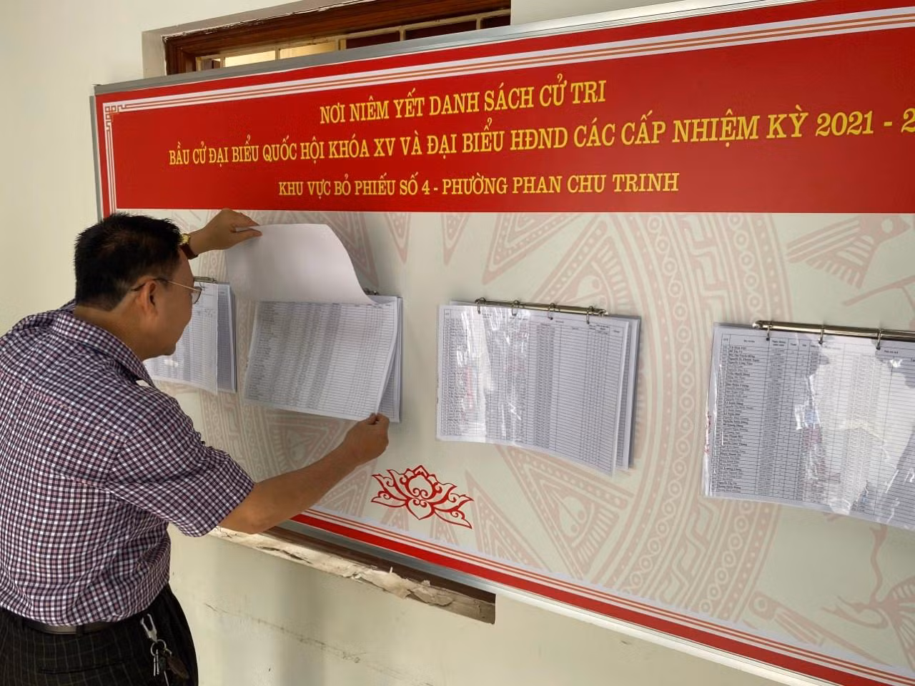 Các tuyến phố trên địa bàn, trụ sở đảng, chính quyền, trạm tin các phường và 116 điểm niêm yết danh sách cử tri và tiểu sử đại biểu Quốc hội, đại biểu HĐND các cấp đều được đầu tư trang trí có quy mô, tạo không khí vui tươi, phấn khởi, thực sự là ngày hội của mọi người dân.
