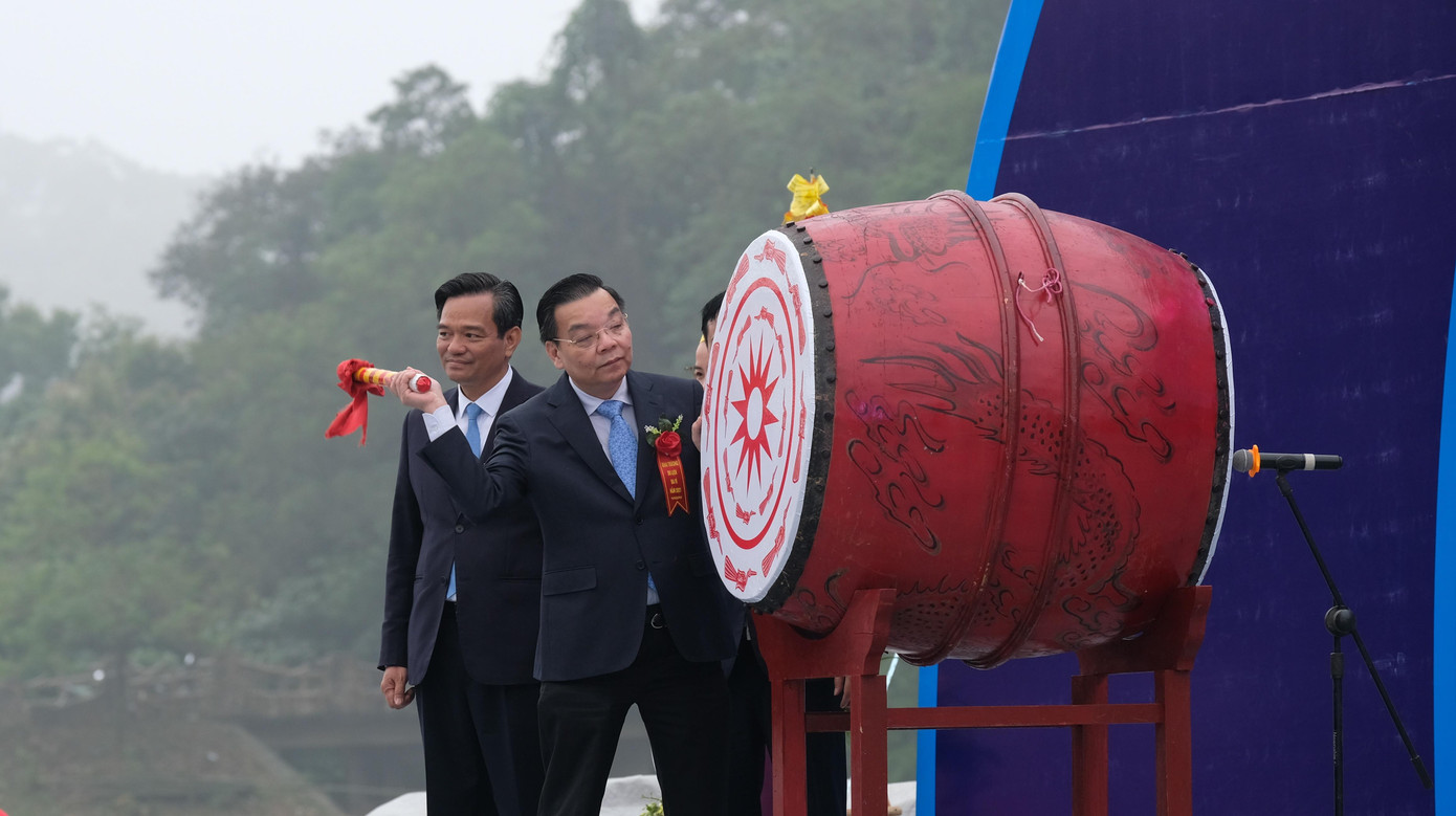 Chủ tịch Hà Nội Chu Ngọc Anh đánh trống khai mạc Lễ hội du lịch Ba Vì 2021