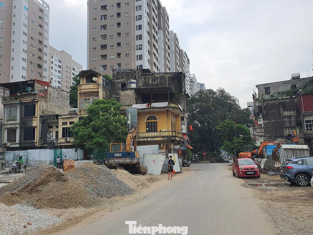 Tại đường Vũ Trọng Phụng, dự án mở đường bị chậm cả năm do vướng giải phóng mặt bằng 3 căn nhà số 71, 73, 75 Vũ Trọng Phụng (khoảng 96m2).