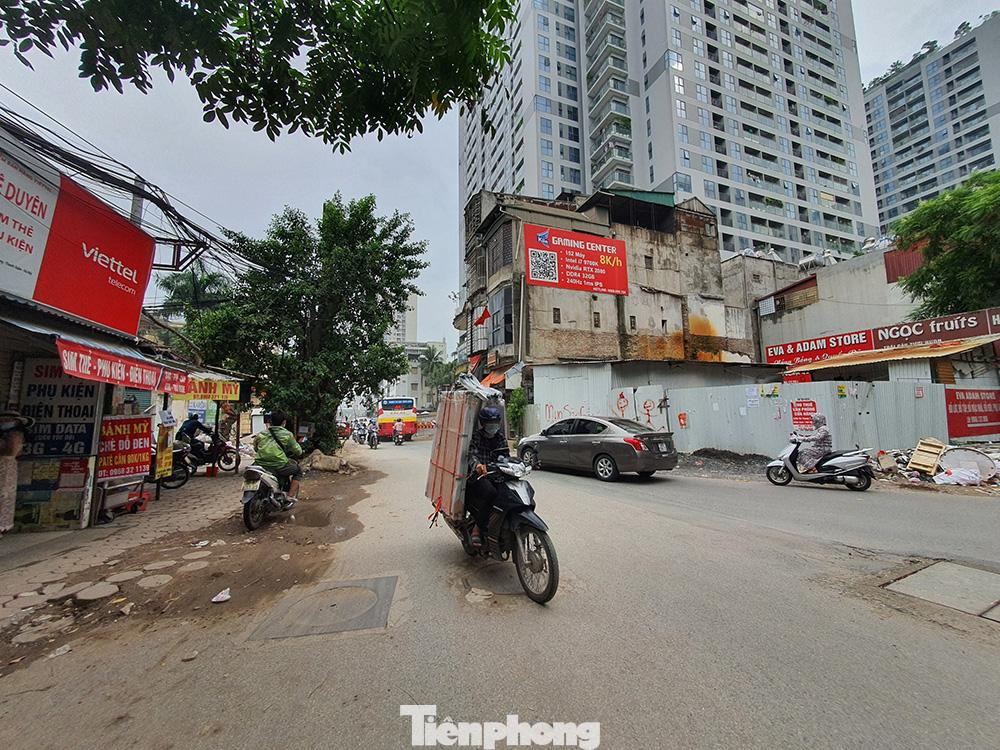 Hiện nay, hạ tầng ngầm đã được đi vòng qua 3 căn nhà nói trên. Hà Nội lại sắp có tuyến đường mới với những "lô cốt" xấu xí.