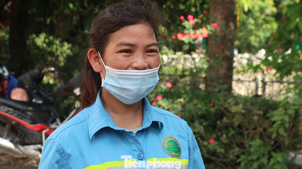 Cụ thể, giá trị hợp đồng đấu thầu VSMT trong giai đoạn 2017 - 2020 là hơn 218 tỷ đồng nhưng thực tế giá trị VSMT mà Cty đã thực hiện là hơn 256 tỷ đồng, giá trị phát sinh ngoài hợp đồng là 38,1 tỷ đồng. Để thực hiện gói thầu này, Cty đã đầu tư bổ sung xe quét hút, xe vận chuyển rác để vận chuyển khối lượng phát sinh từ 207 tấn/ngày lên 290 tấn/ngày, đồng thời số lượng công nhân tăng từ 297 lên khoảng 420 công nhân để đáp ứng được khối lượng trên.