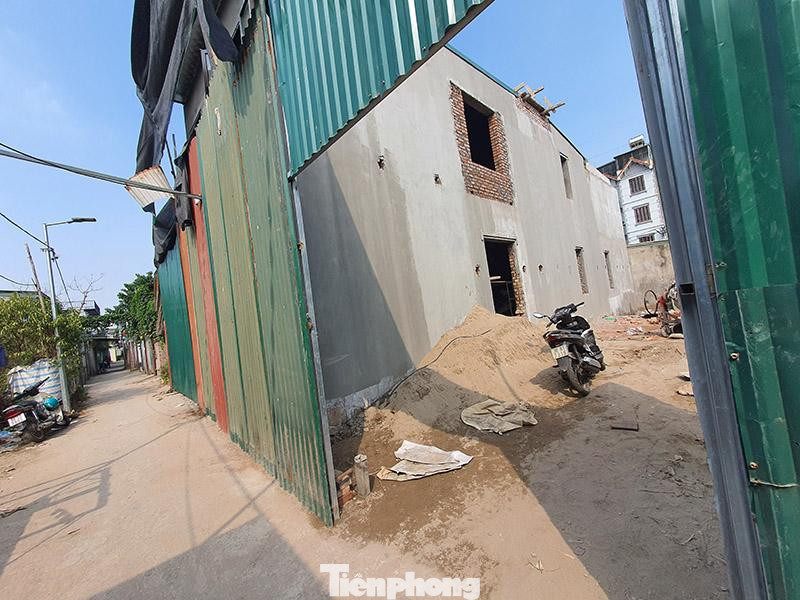 Bên trong những tấm tôn là công trình 2 tầng hoành tráng. Theo Chánh Thanh tra Sở Xây dựng Hà Nội Nguyễn Việt Dũng, thời gian gần đây, vi phạm về trật tự xây dựng trên địa bàn vẫn diễn biến phức tạp, trong đó có các hộ gia đình vi phạm trên đất nông, lâm nghiệp...