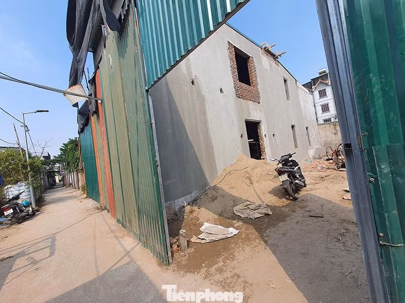 Bên trong những tấm tôn là công trình 2 tầng hoành tráng. Theo Chánh Thanh tra Sở Xây dựng Hà Nội Nguyễn Việt Dũng, thời gian gần đây, vi phạm về trật tự xây dựng trên địa bàn vẫn diễn biến phức tạp, trong đó có các hộ gia đình vi phạm trên đất nông, lâm nghiệp...