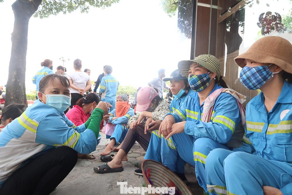 Chị Hoa, một công nhân nhận được hơn 3 triệu tiền lương cho biết, tuy con số ít ỏi nhưng đây là mồ hôi công sức lao động của tôi, số tiền cũng giúp cuộc sống của tôi bớt khổ cực hơn.