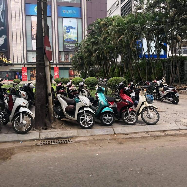 Bãi xe quá diện tích gần vườn hoa Vincom Bãi xe quá diện tích gần vườn hoa Vincom