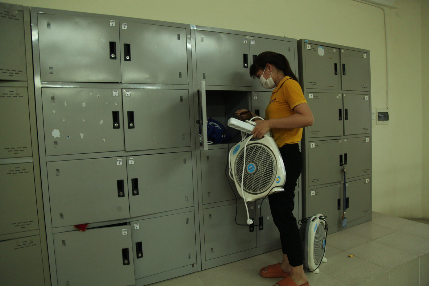 Trước khi đón công nhân đến ở, trường Cao đẳng Công nghiệp và Thương mại, thành phố đã tiến hành phun khử khuẩn, vệ sinh môi trường toàn bộ khuôn viên nhà trường; xây dựng các phương án bảo đảm an ninh trật tự, y tế, nấu ăn...