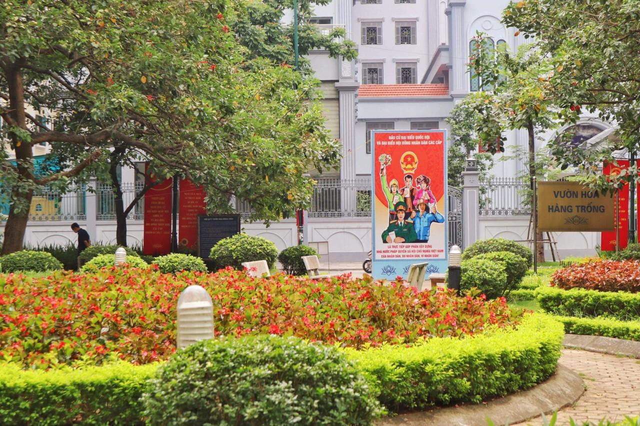 Riêng tại quận Hoàn Kiếm, hệ thống trang trí với 24 giá cờ, 200 khẩu hiệu, 1.000 banner, 16 cụm pano 3 mặt có đèn led bên trong, 2 phướn thả tấm lớn, 716 cờ hồng kỳ, 105 pano khổ lớn, 01 mô hình tuyên truyền đặt tại vườn hoa Tây Sơn.