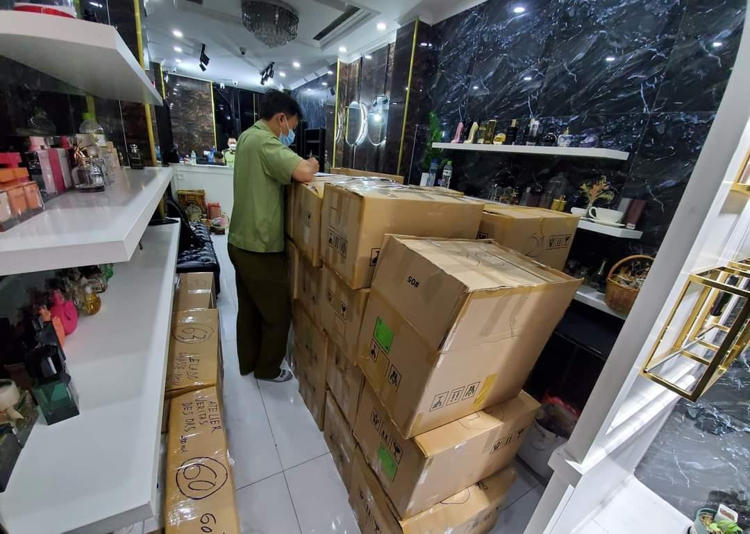 Theo niêm yết, lô hàng ước tính có giá trị hàng tỷ đồng.