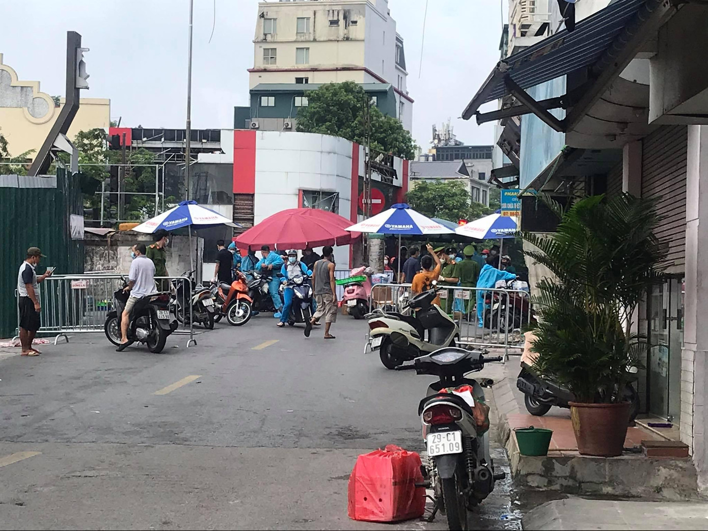 Người dân quay đầu tại cửa khẩu vì không có giấy đi đường của chính quyền Người dân quay đầu tại cửa khẩu vì không có giấy đi đường của chính quyền