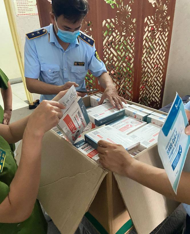 Các que test COVID-19 bị thu giữ. Ảnh: Cục QLTT Các que test COVID-19 bị thu giữ. Ảnh: Cục QLTT