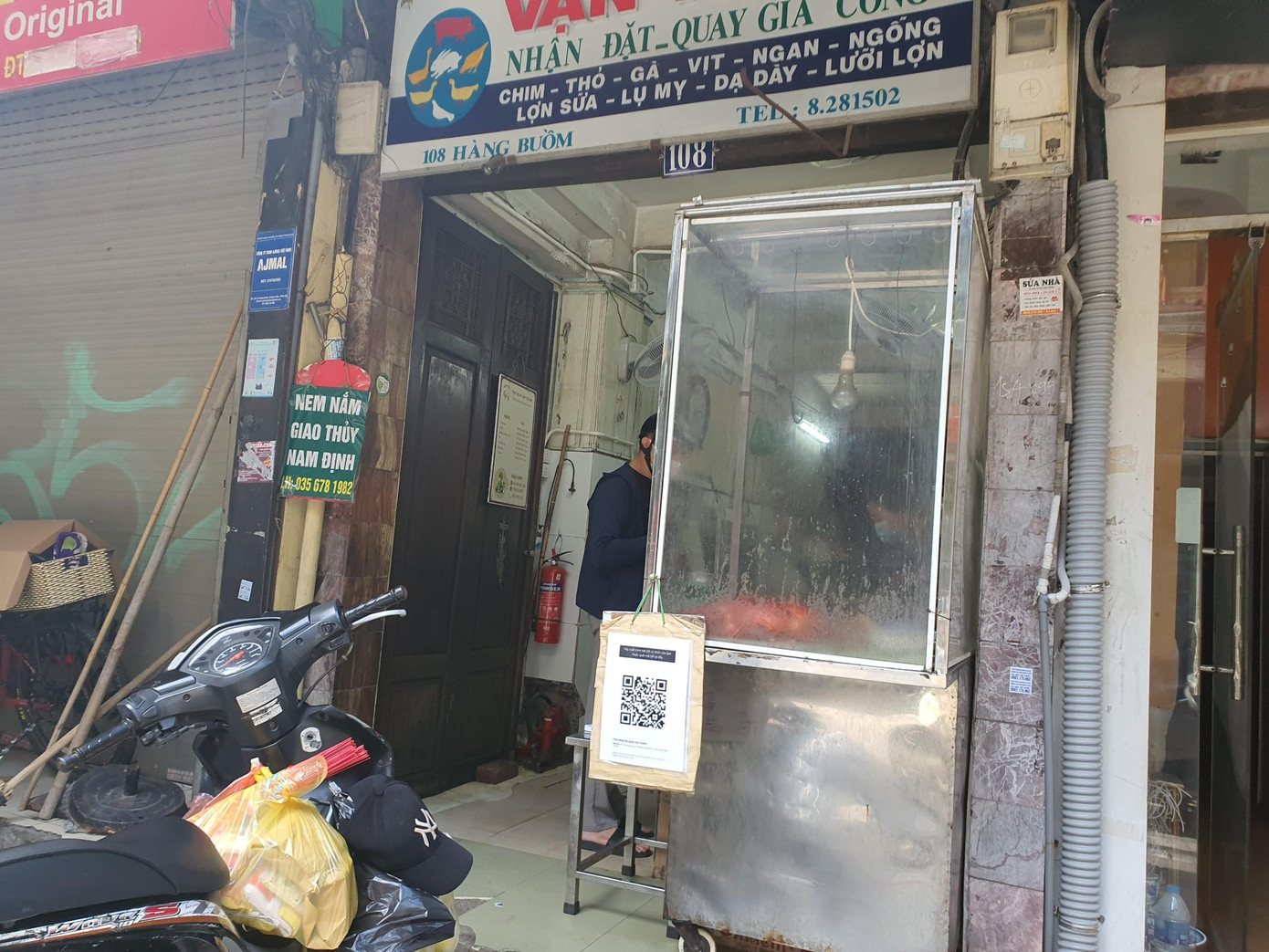 Một quán ăn dán mã QR ngay ngoài cửa nhưng vẫn "quên" nhắc khách hàng quét mã
